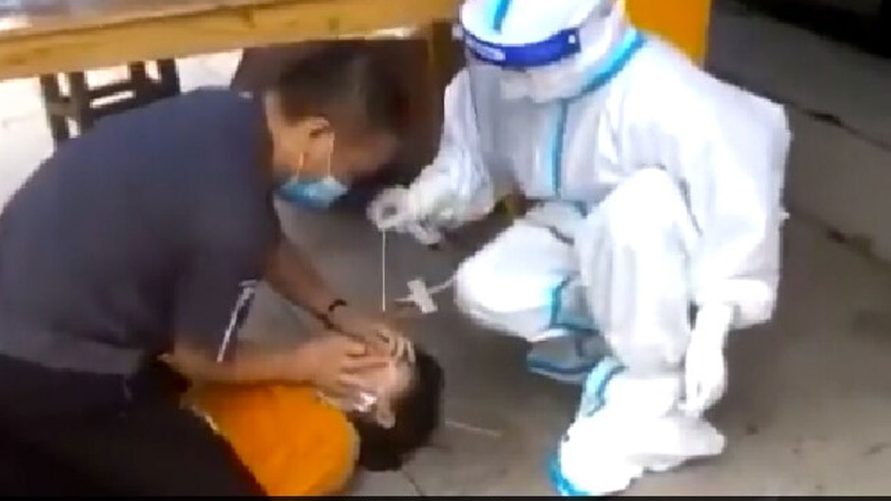 చైనాలో బ‌ల‌వంత‌పు క‌రోనా పరీక్ష‌లు.. వీడియోలు వైర‌ల్‌