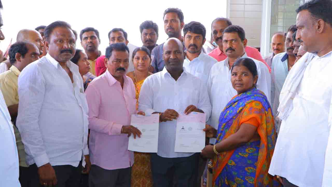 సీఎంఆర్‌ఎఫ్‌ చెక్కులు పంపిణీ చేసిన ఎమ్మెల్యే చిరుమర్తి