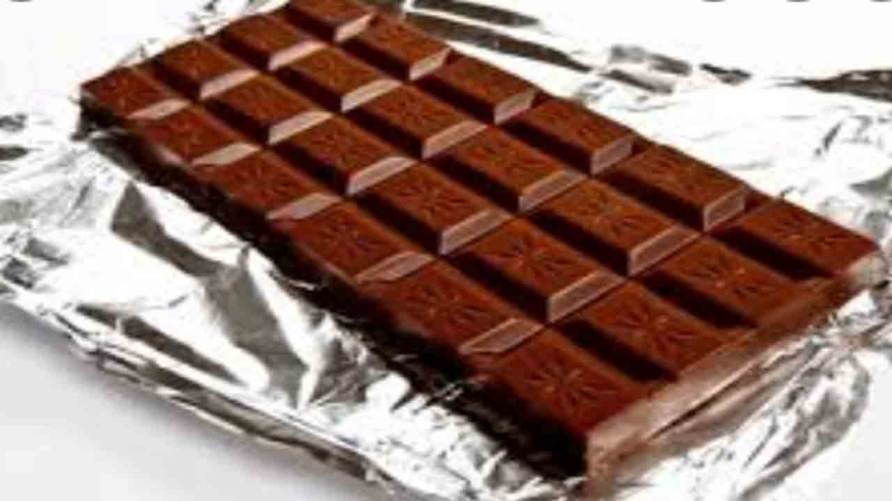 చాక్లెట్ బార్‌లో పురుగులు… రూ.50 లక్షలు పరిహారం కోరిన వ్యక్తి