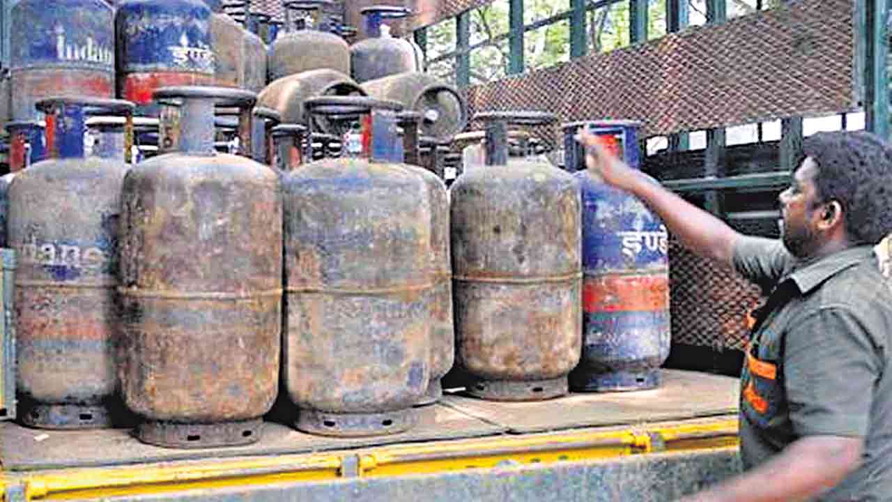 వాణిజ్య సిలిండర్‌ ధర మళ్లీ పెంపు