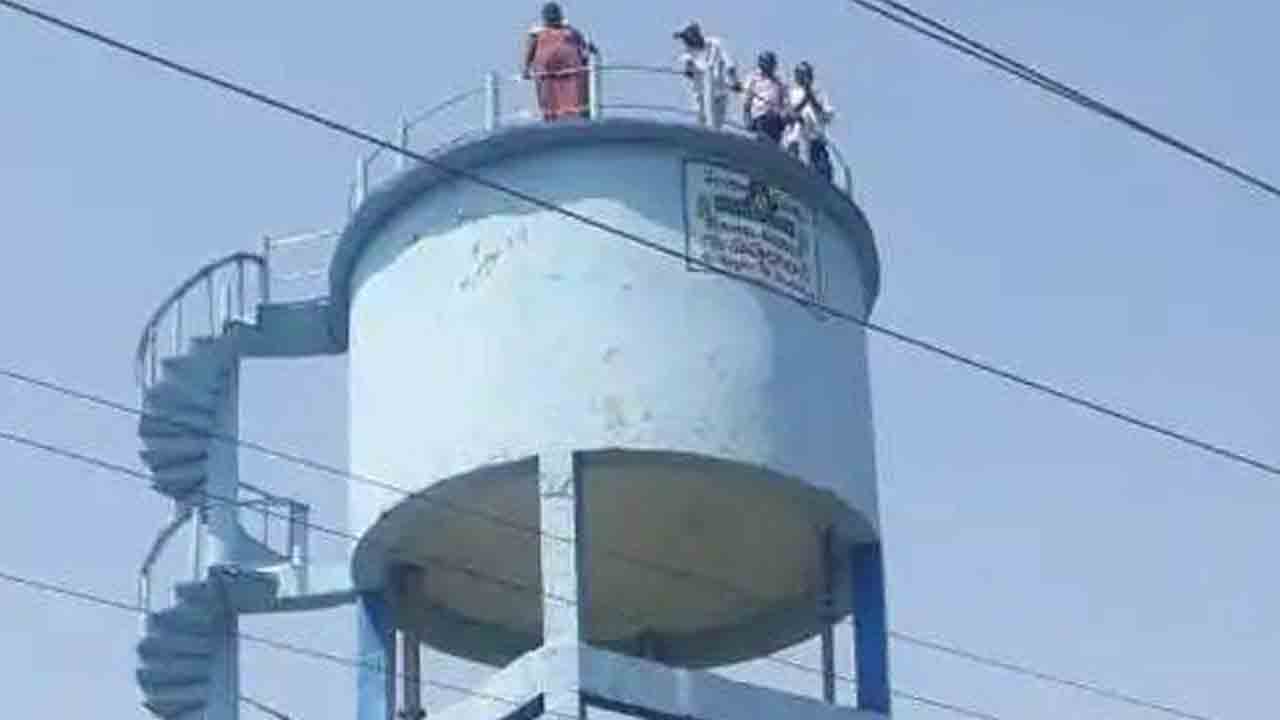 ఉద్యోగం నుంచి తొలగించారని పంచాయతీ కార్మికుడి ఆత్మహత్యాయత్నం