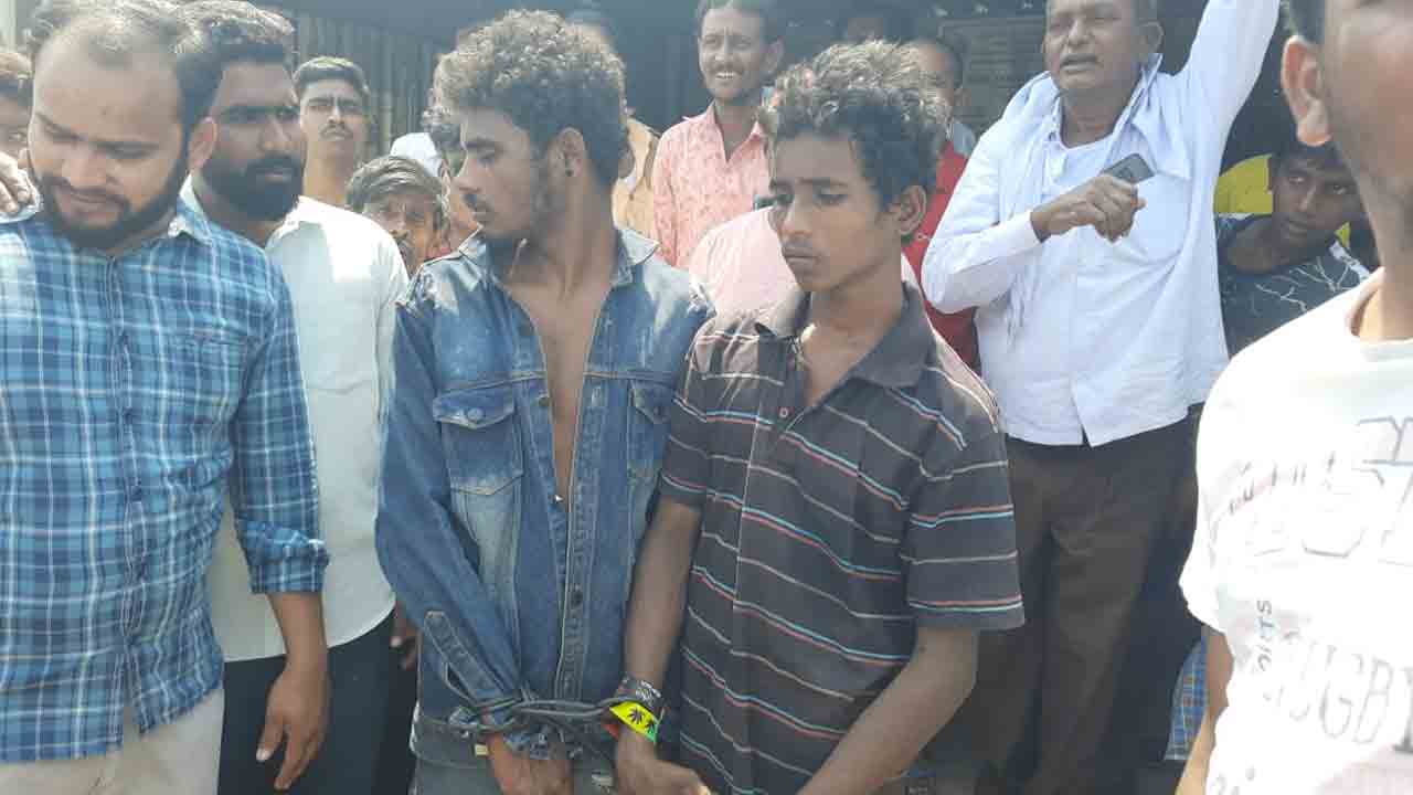 Crime news | కేబుల్ వైర్ల చోరీకి పాల్పడిన ఇద్దరికి దేహశుద్ధి..