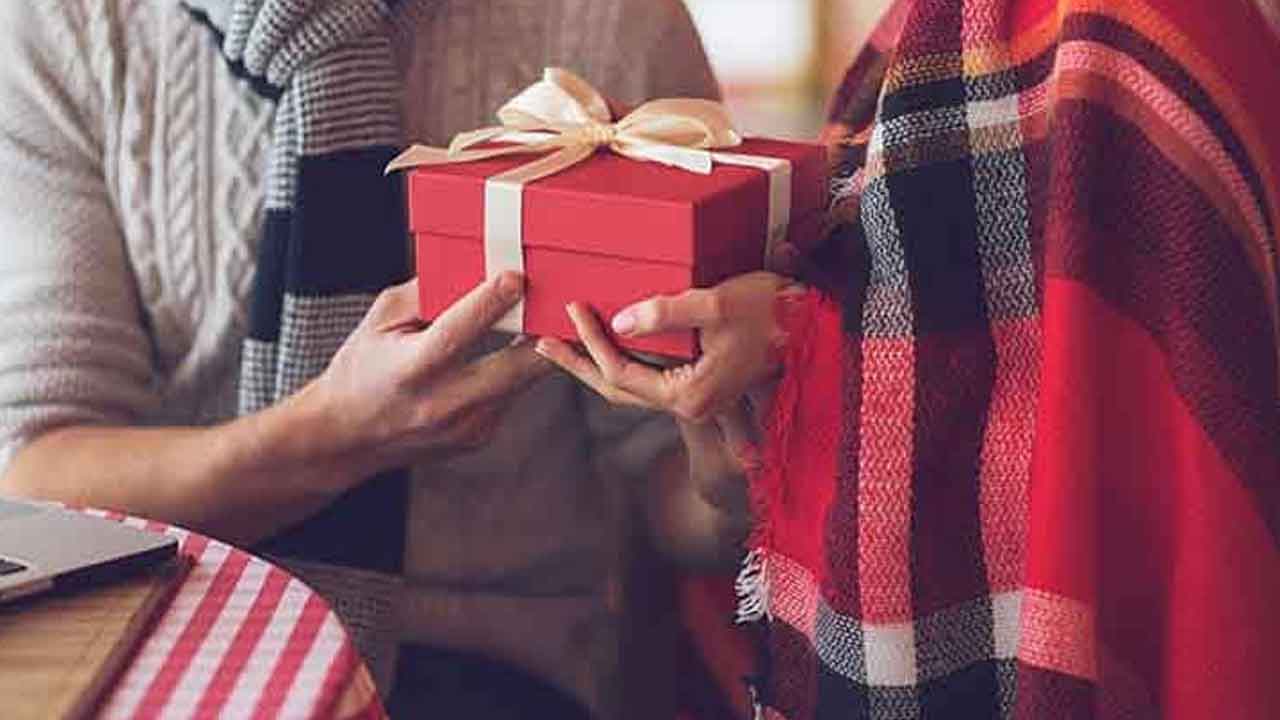 ఇన్‌స్టాగ్రామ్‌ పరిచయం కొంపముంచింది.. ఖరీదైన గిఫ్ట్‌ పేరుతో బురిడీ..