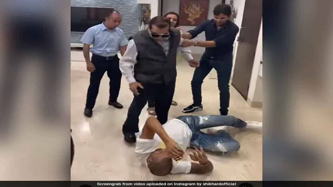 శిఖ‌ర్ ధావ‌న్‌ను చిత‌క్కొట్టిన తండ్రి.. వీడియో
