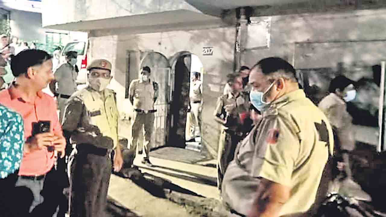 ఇంటిని గ్యాస్‌ చాంబర్‌లా మార్చి.. విషవాయువును పీల్చుకొని..!