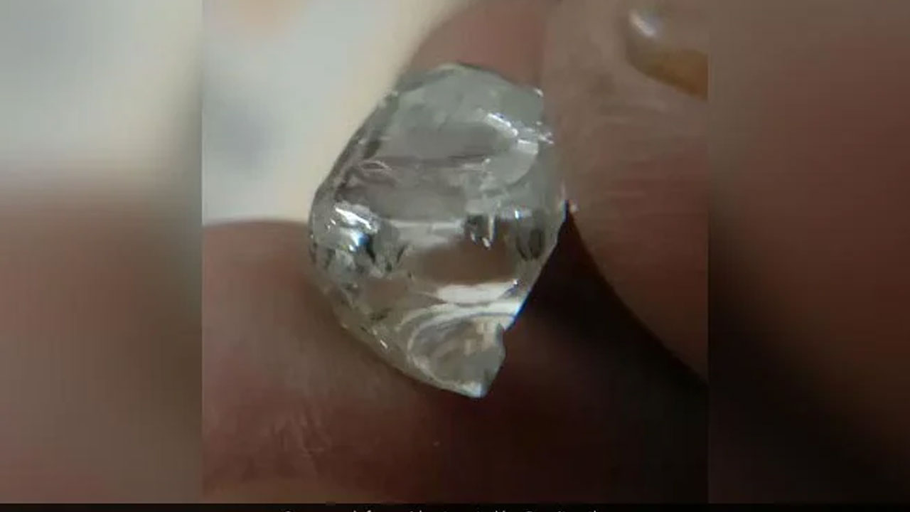 అదృష్టం త‌న్నుకురావ‌డం అంటే ఇదే.. కూలీకి దొరికిన డైమండ్‌..