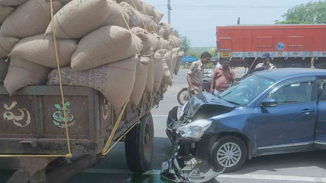 Road accident | రోడ్డు ప్రమాదంలో ములుగు డీపీఆర్‌వోకు గాయాలు