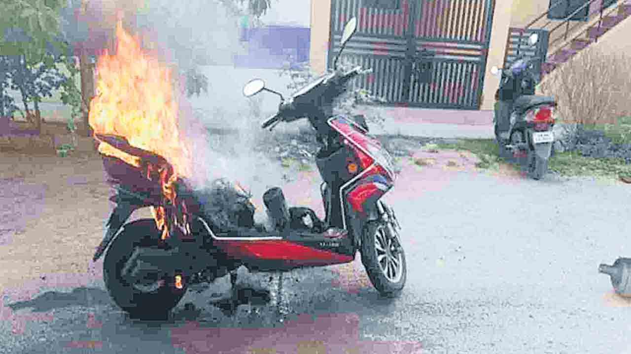 అకస్మాత్తుగా ఎలక్ట్రిక్ బైకులో మంటలు