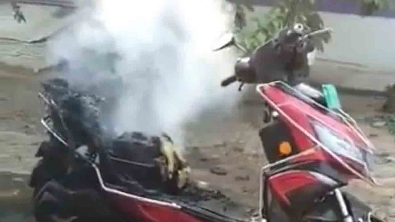 ఈ-బైక్‌లో పొగ‌లు | వాహ‌నం ద‌గ్ధం..క్షేమంగా బ‌య‌ట‌ప‌డిన బైక్ య‌జ‌మాని!