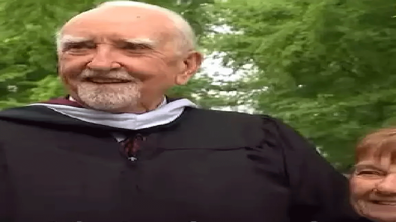 ఆరున్న‌ర ద‌శాబ్ధాల కిందట కాలేజ్ డ్రాప‌వుట్ : 88 ఏండ్ల వ‌య‌సులో డిగ్రీ స‌ర్టిఫికెట్ పొందాడు!