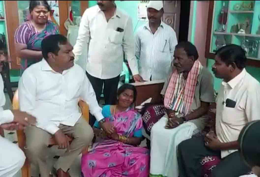 అఖిల్‌ కుటుంబ సభ్యులను పరామర్శించిన మంత్రి ఎర్రబెల్లి