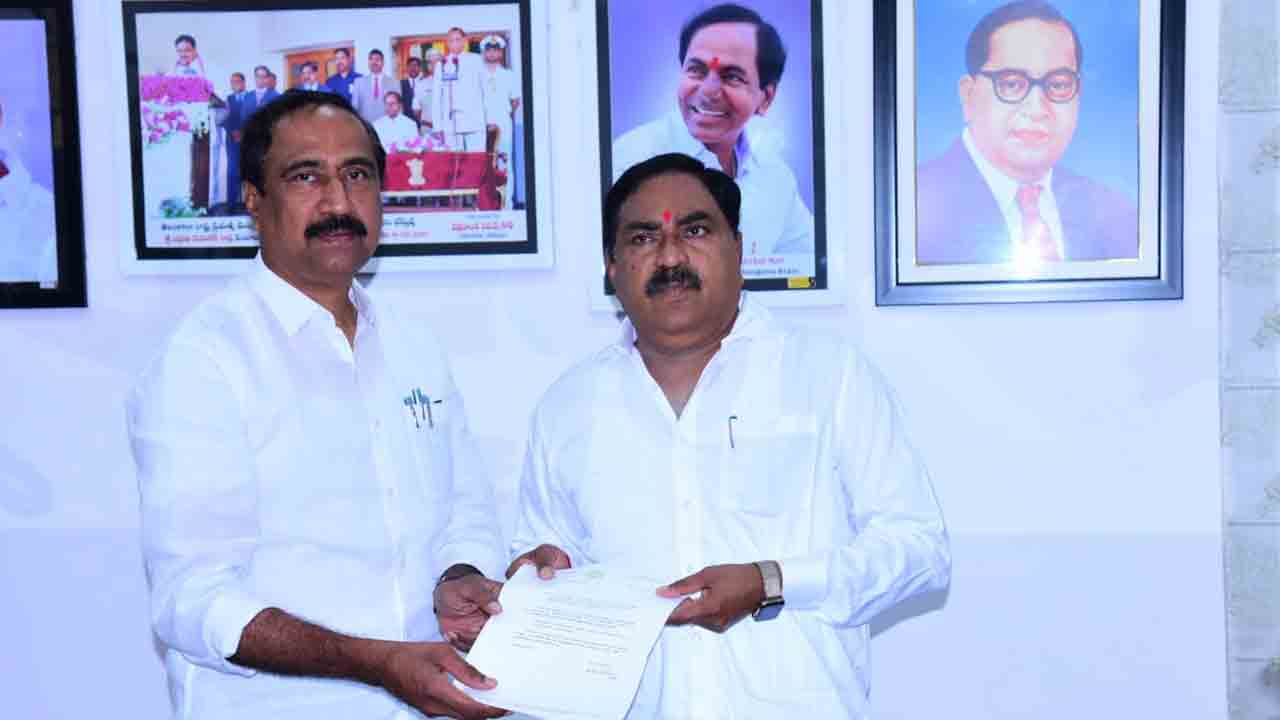 మంత్రి ఎర్రబెల్లిని కలిసిన ఎమ్మెల్యే సంజయ్‌ కుమార్‌