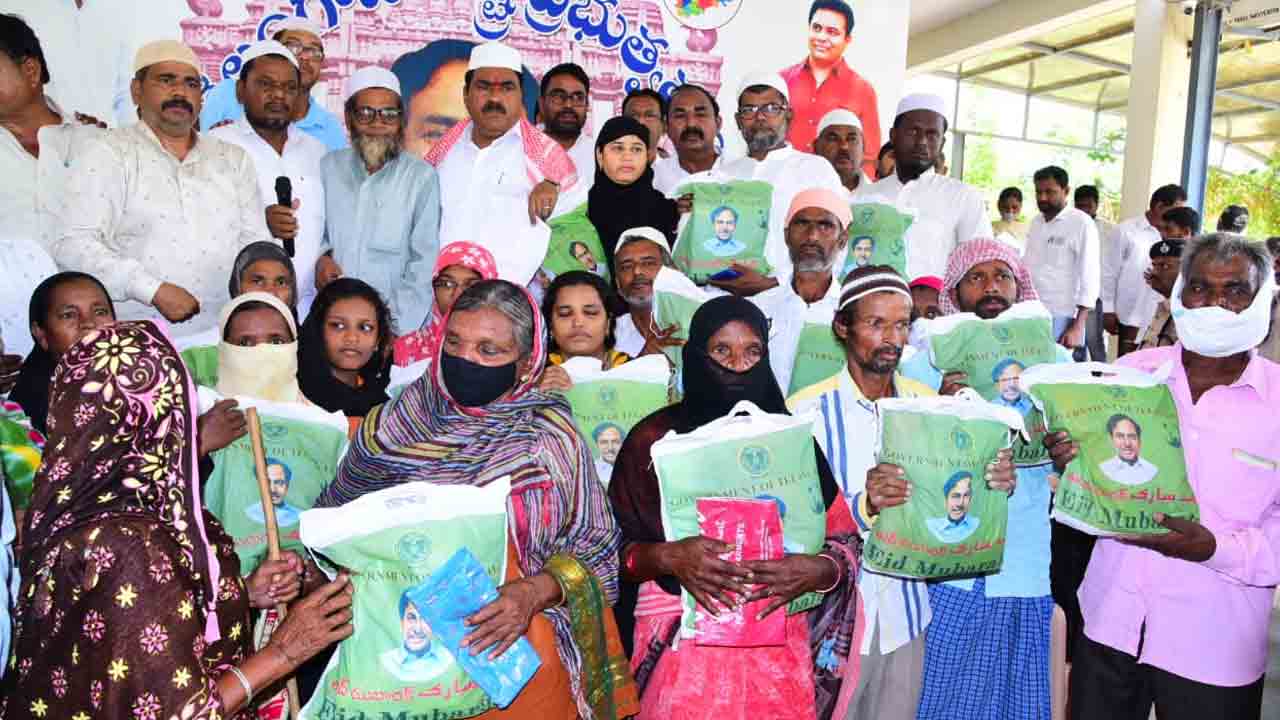 రంజాన్‌ కానుకలు పంపిణీ చేసిన మంత్రి ఎర్రబెల్లి