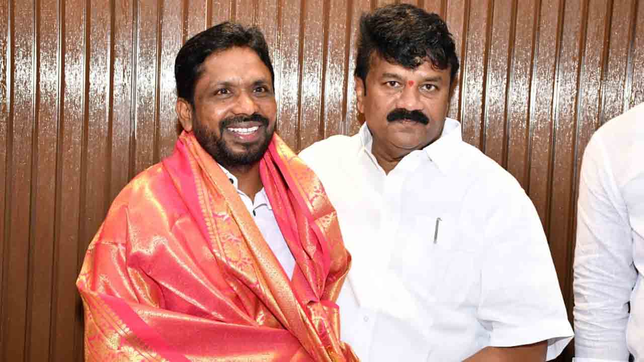 ఎర్రోళ్ల శ్రీనివాస్‌కు జన్మదిన శుభాకాంక్షలు తెలిపిన మంత్రి తలసాని