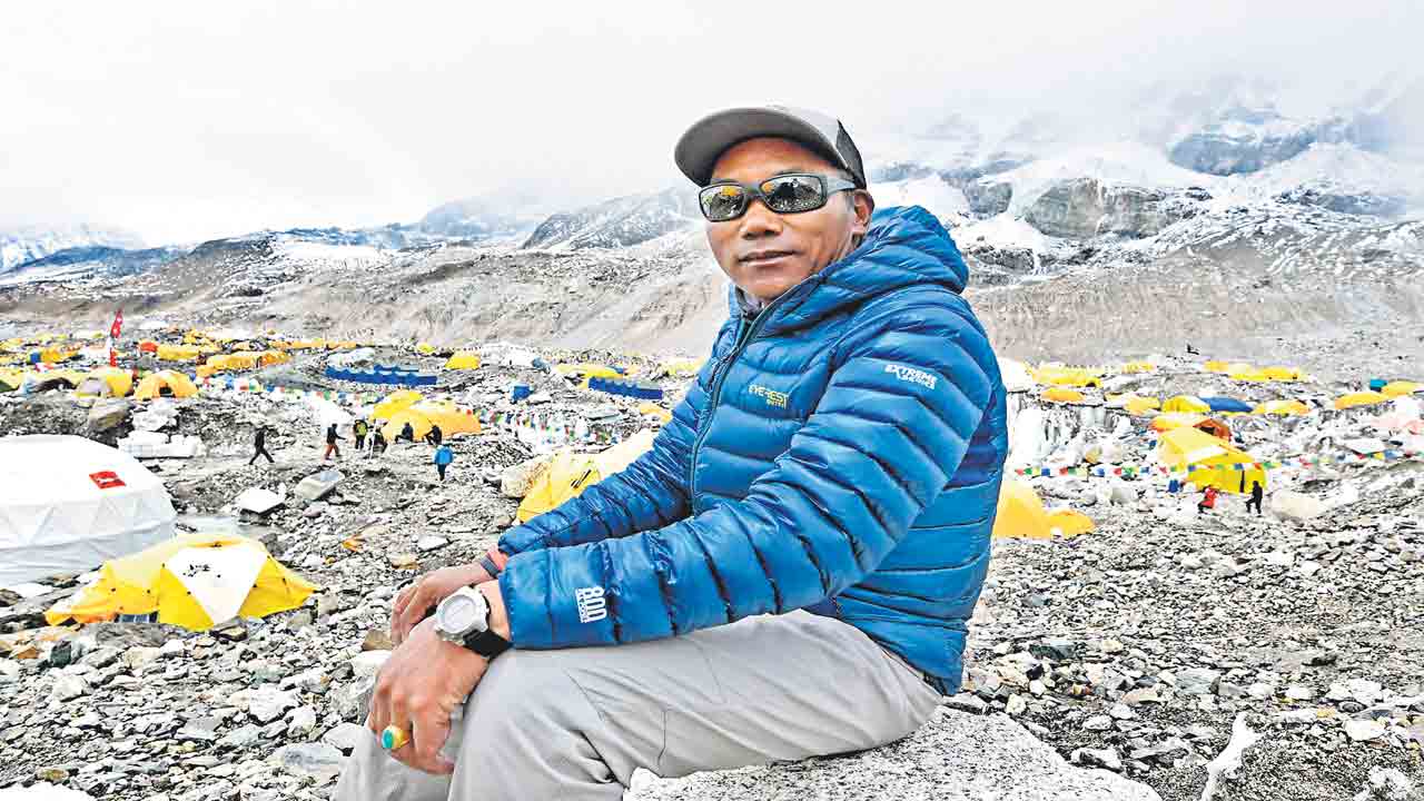 26సార్లు ఎవరెస్టు ఎక్కిన మొనగాడు