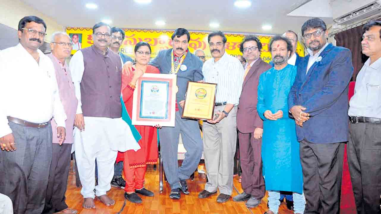 హాస్య పుస్తక రచయితకు వండర్‌ బుక్‌ రికార్డు