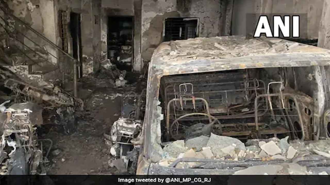 ఇండోర్‌ బిల్డింగ్‌లో అగ్నిప్ర‌మాదం.. ఏడుగురు మృతి