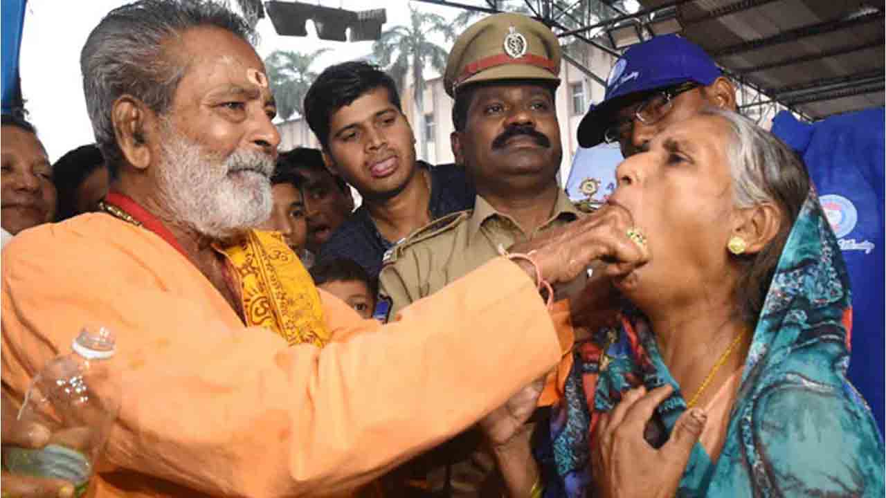 కరోనా ఎఫెక్ట్‌.. ఈ ఏడాదీ చేప ప్రసాదం నిలిపివేత