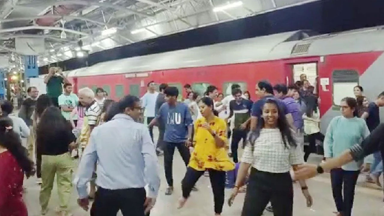 20 నిమిషాల ముందే చేరుకున్న ట్రైన్‌… ఆనందంతో ప్లాట్‌ఫామ్‌పై డ్యాన్సులు