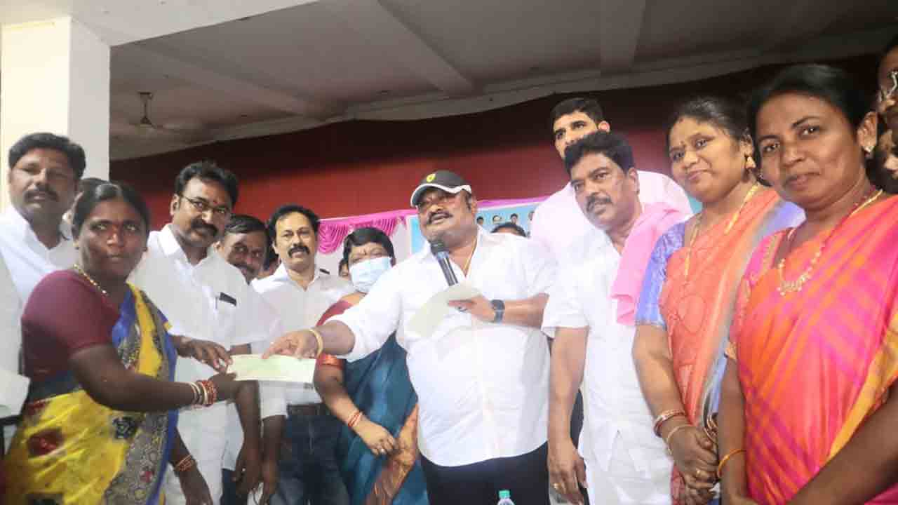 బీజేపీ పాలిత రాష్ట్రాల్లో కల్యాణ లక్ష్మి, రైతుబంధు పథకాలు అమలవుతున్నాయా..? : మంత్రి గంగుల