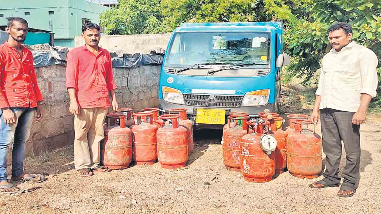 సిలిండర్‌లో నీళ్లు పోసి దందా.. గ్యాస్‌ డెలివరీ బాయ్‌ నిర్వాకం