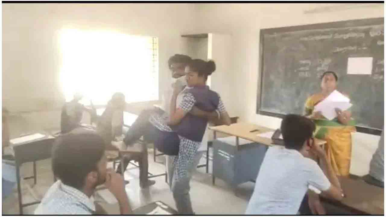 అంబులెన్స్‌లో ప‌రీక్షా కేంద్రానికి హాజ‌రైన విద్యార్ధిని!