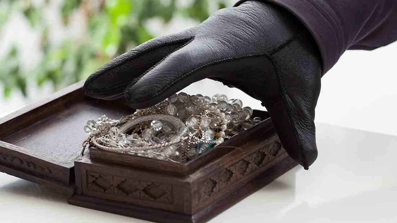 Crime news | హాస్పిటల్‌లో చేరిన మహిళ ఆభరణాలు మాయం..