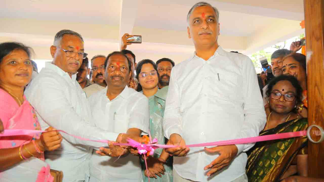 ఏ ముఖం పెట్టుకొని రాహుల్ తెలంగాణకు వద్దామనుకుంటున్నాడు : మంత్రి హరీశ్ రావు