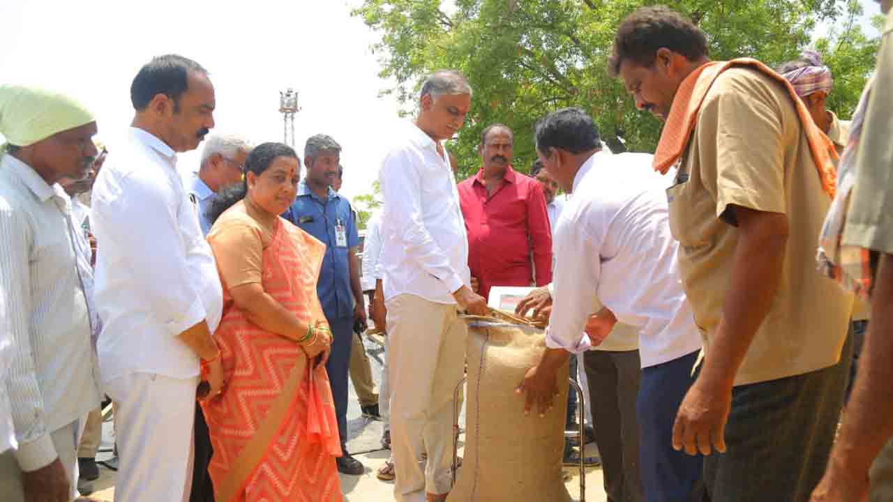 ధాన్యం కొనుగోళ్లను ఆలస్యం చేయాలనే కేంద్రం కుట్రలు : మంత్రి హరీశ్‌ రావు
