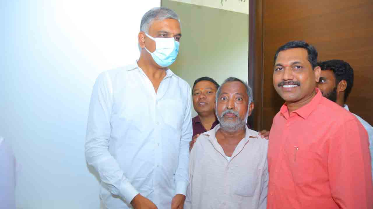 Minister Harish Rao | వీడియో జర్నలిస్ట్‌కు మంత్రి హరీశ్ రావు చేయూత