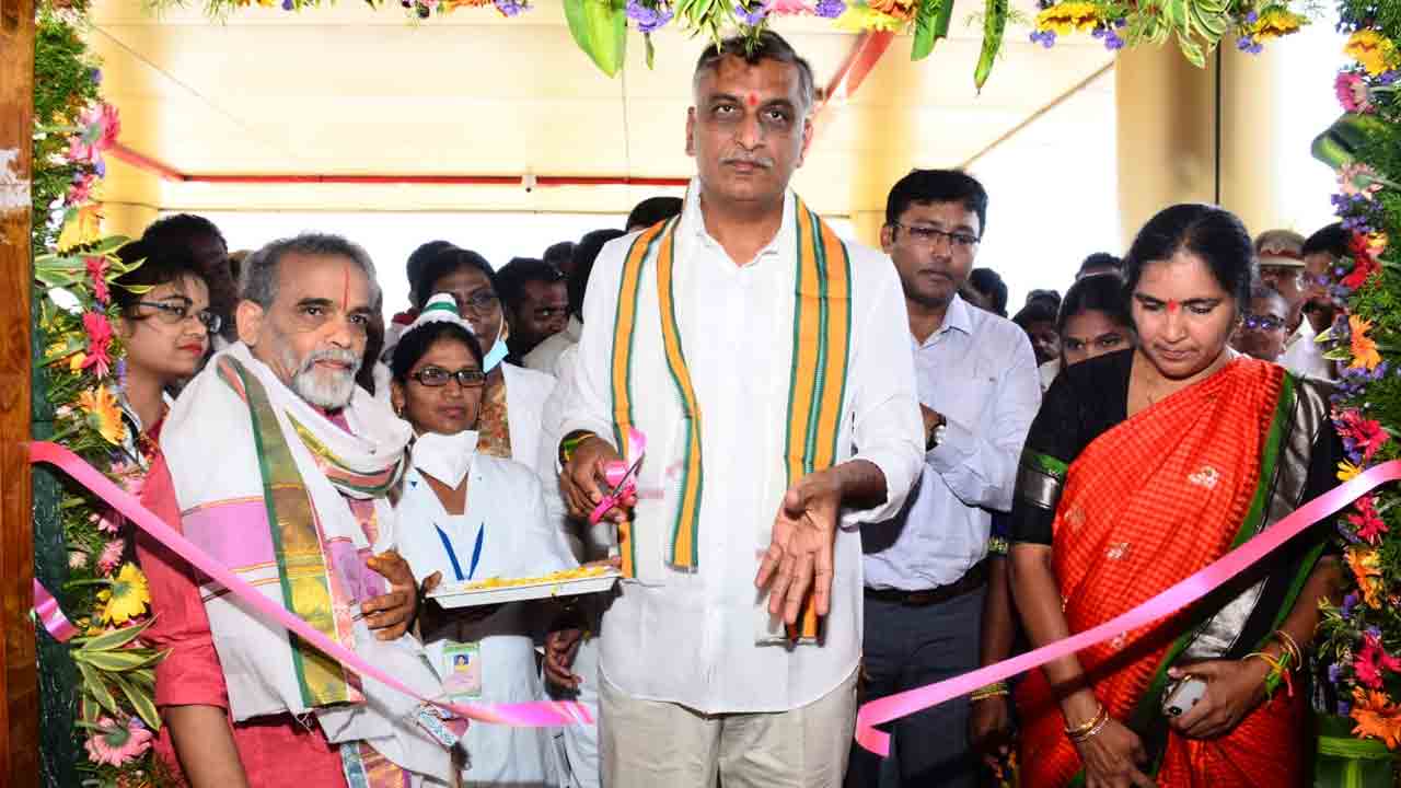 మెదక్‌లో 100 పడకల దవాఖానను ప్రారంభించిన మంత్రి హరీశ్ రావు