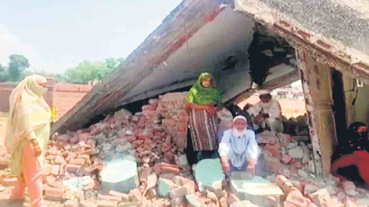 కశ్మీర్‌లో బుల్డోజర్‌ రాజ్యం