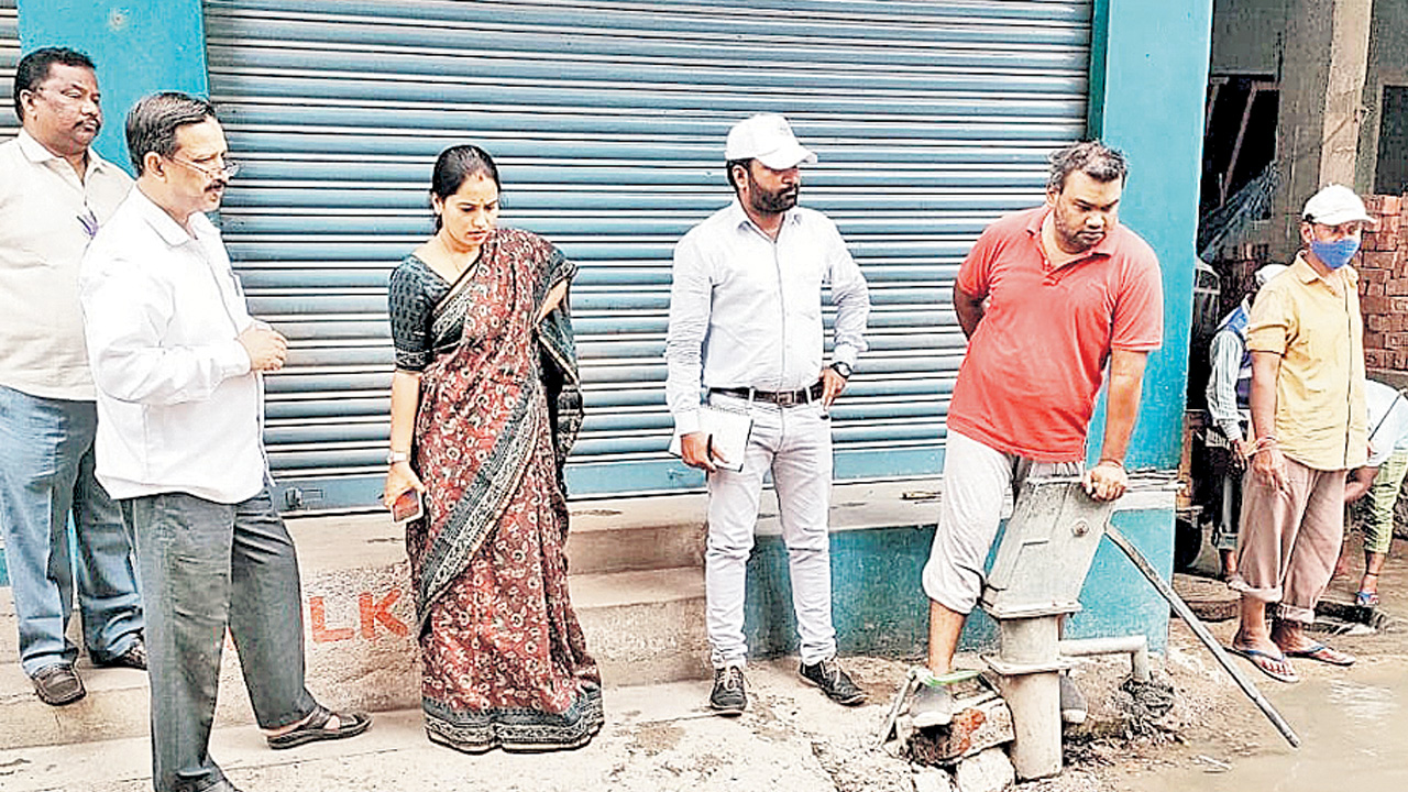 సింగాడకుంటలో కార్పొరేటర్‌ పర్యటన