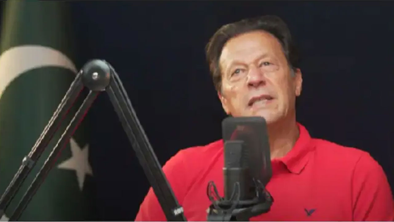 దేశ‌భ‌క్తిని నిరూపించుకోబోయి… తెగ న‌వ్వుల పాలైన ఇమ్రాన్ ఖాన్..