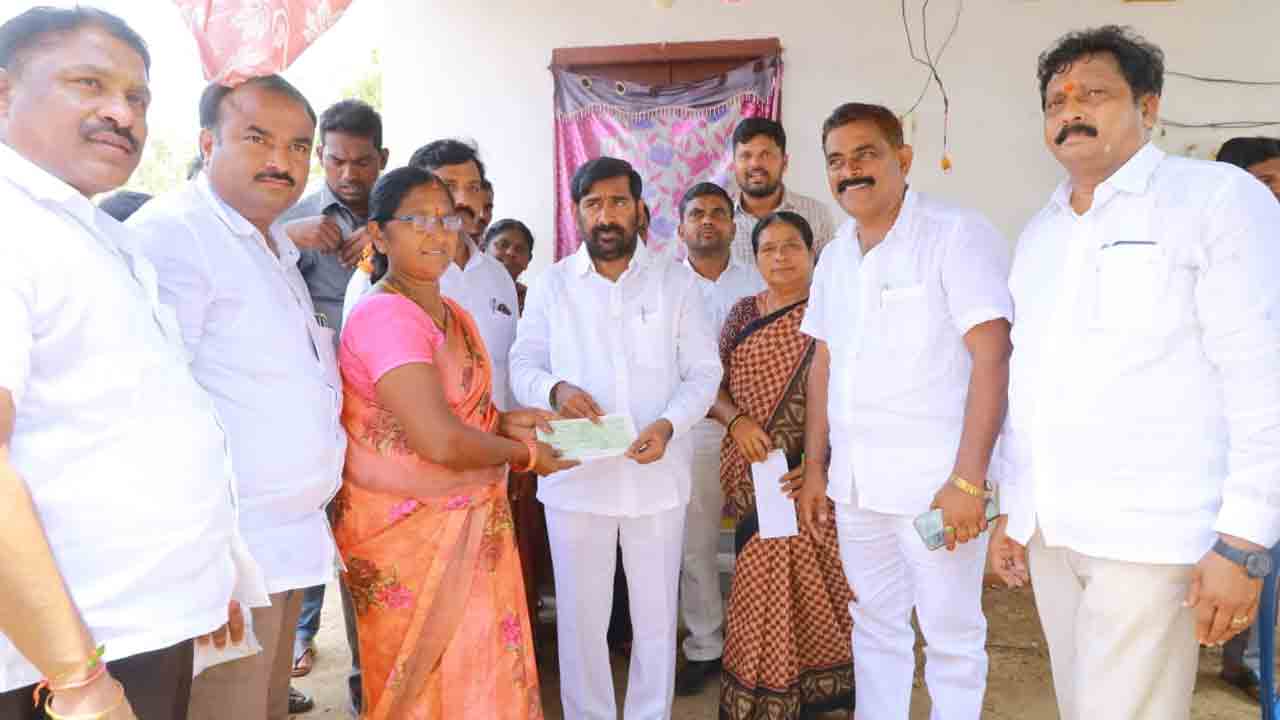 వారిని ఆర్థికంగా సుసంపన్నం చేయాలన్నదే సీఎం కేసీఆర్ సంకల్పం : మంత్రి జగదీష్‌ రెడ్డి