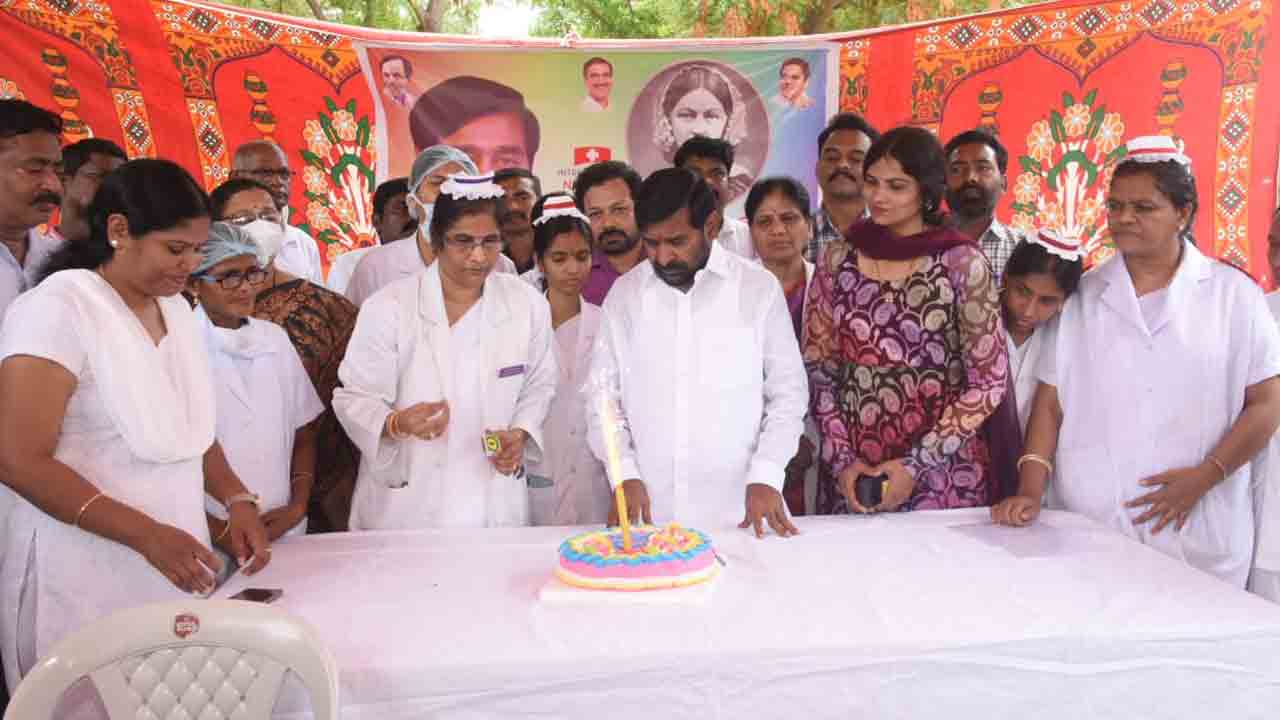 మానవీయ కోణంలో సేవలందిస్తున్న నర్సులు : మంత్రి జగదీష్‌ రెడ్డి