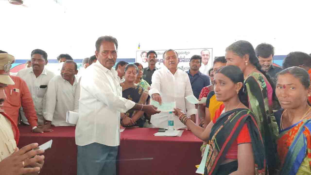 కల్యాణలక్ష్మి చెక్కులను పంపిణీ చేసిన ఎమ్మెల్యే వెంకటరమణారెడ్డి