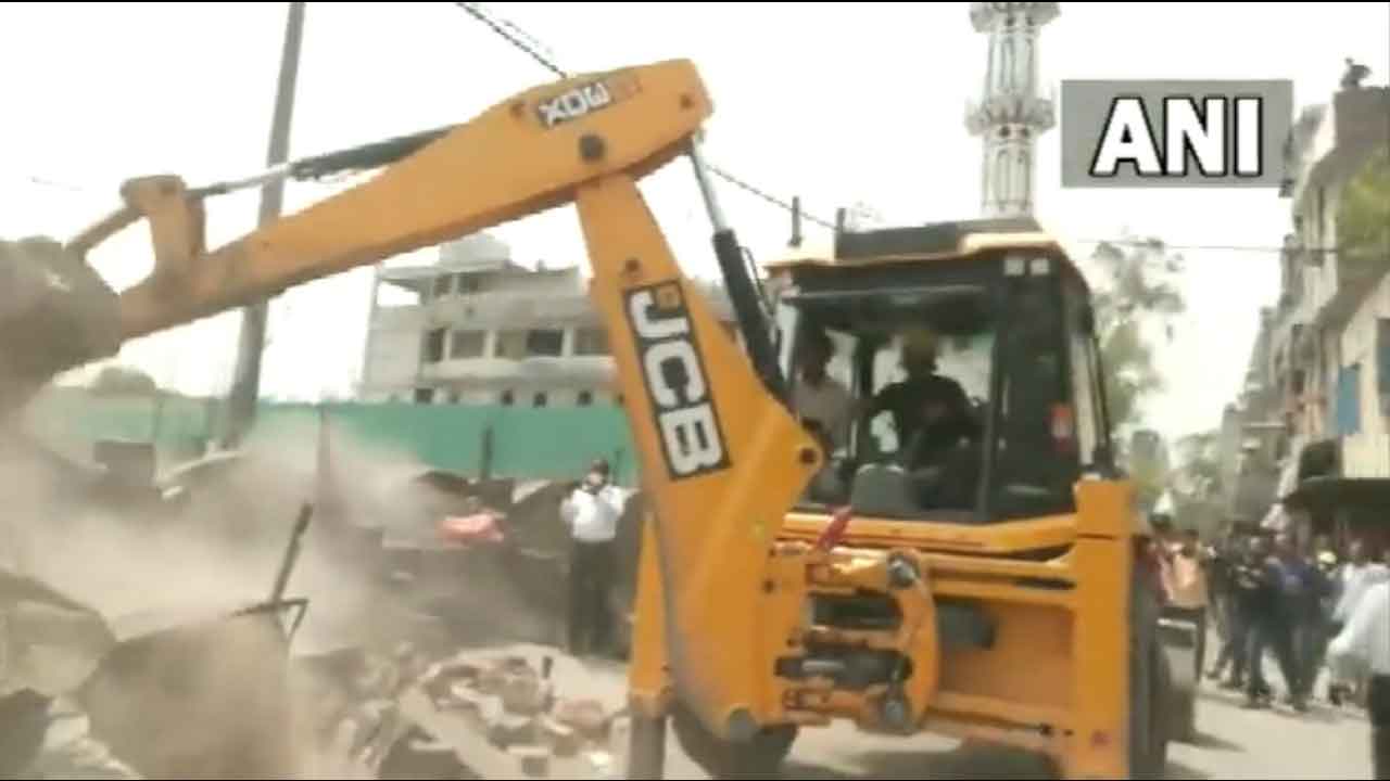 ఢిల్లీలో కొన‌సాగుతున్న అక్ర‌మ నిర్మాణాల కూల్చివేత‌..