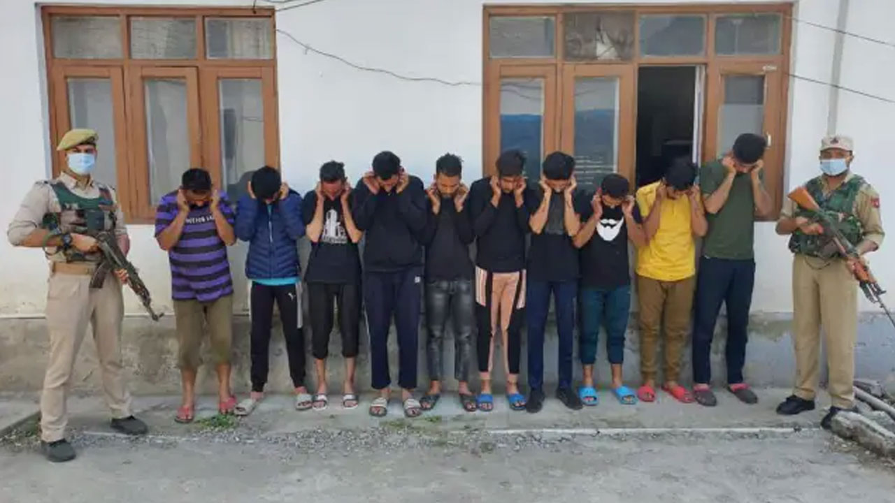 క్ష‌మించండి.. త‌ప్పైపోయింది.. పోలీసుల‌ను క్ష‌మాప‌ణ‌లు కోరిన మాలిక్ మ‌ద్ద‌తుదారులు