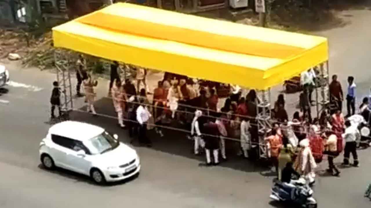 ఎండ వేడిలో పెండ్లి బరాత్‌.. ఇలా ‘జుగాడ్‌’తో ఉపశమనం..