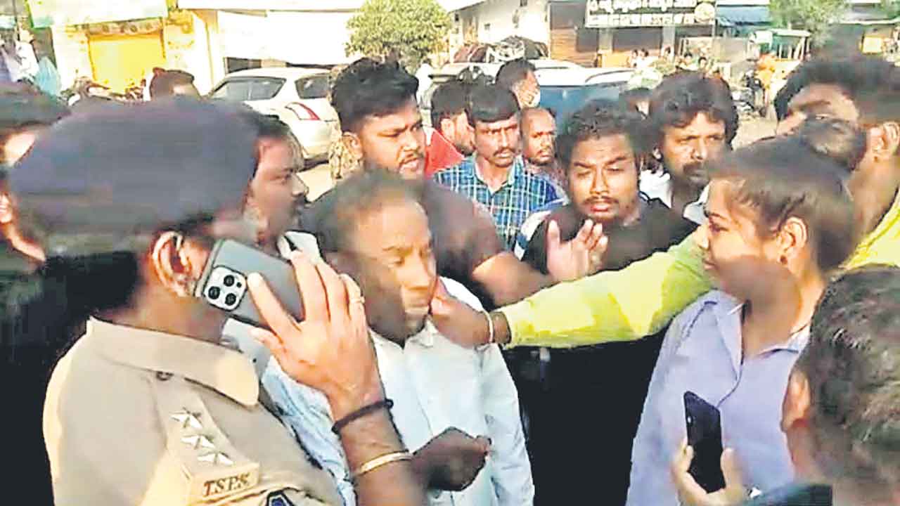 మా కేసీఆర్‌ను ఎందుకు తిడుతున్నవ్‌? కేఏ పాల్‌కు రైతన్న చెంప దెబ్బ