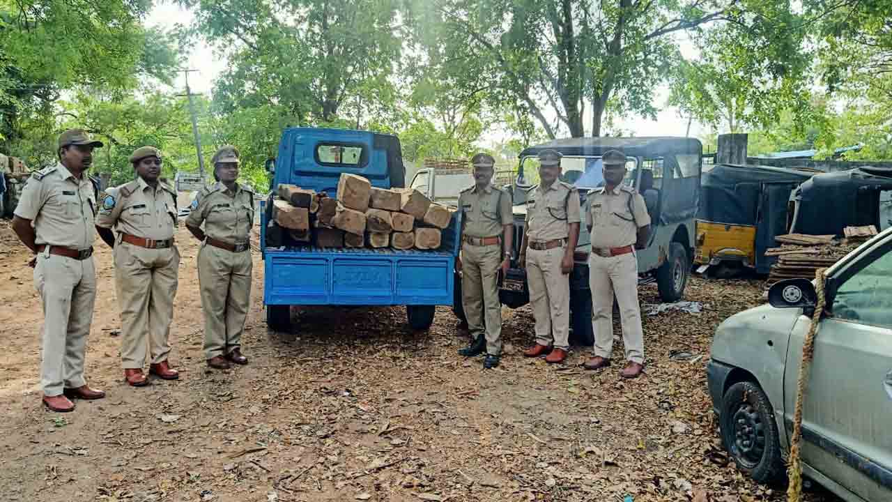 Crime news | అక్రమంగా తరలిస్తున్న కలప పట్టివేత