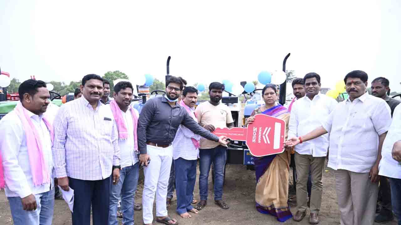 దళితబంధు యూనిట్లను పంపిణీ చేసిన వరుణ్ రెడ్డి