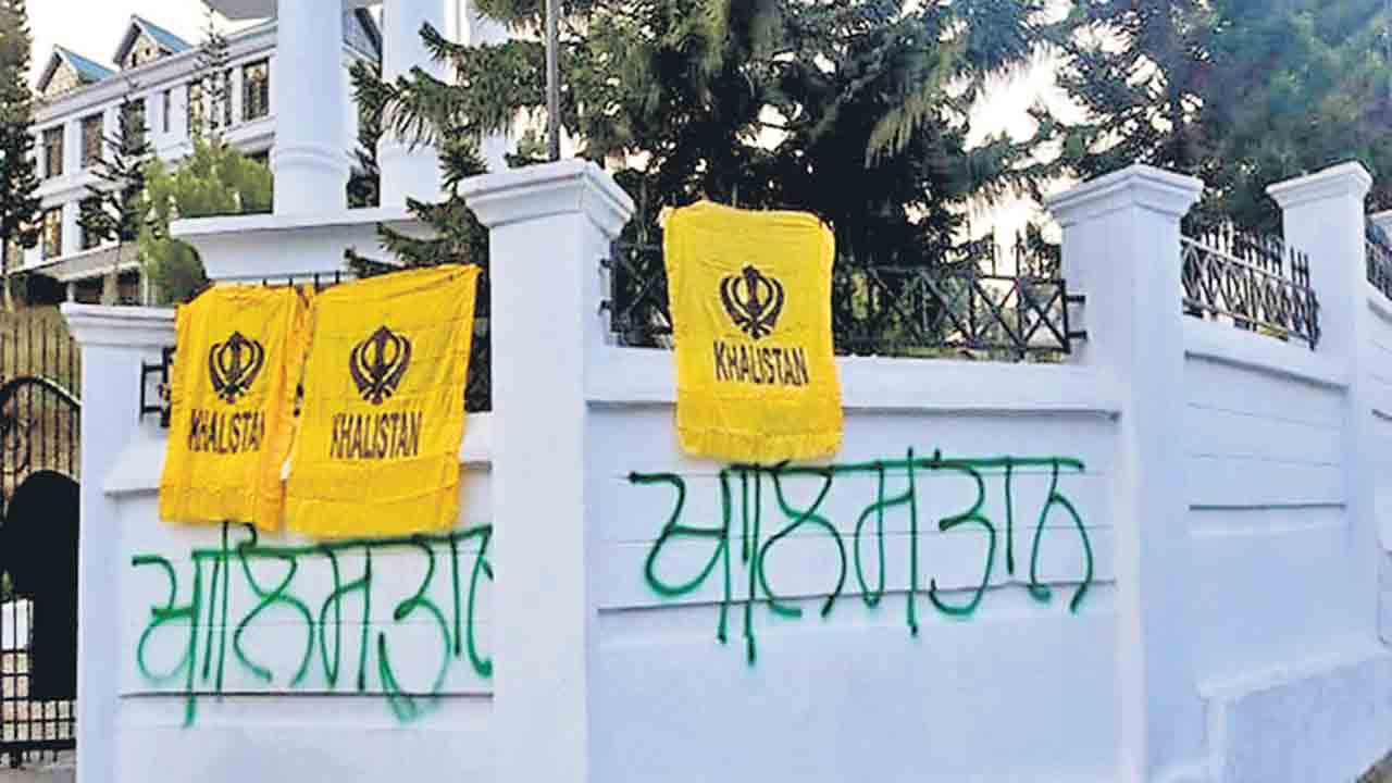 హిమాచల్‌ అసెంబ్లీ గేటుకు ఖలిస్థాన్‌ జెండాలు