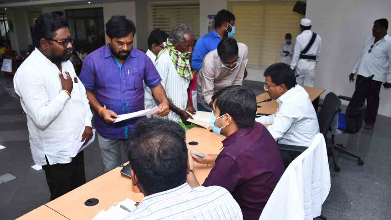 ప్రజల ఫిర్యాదులకు సత్వరమే పరిష్కారం చూపాలి : కలెక్టర్ అనురాగ్ జయంతి