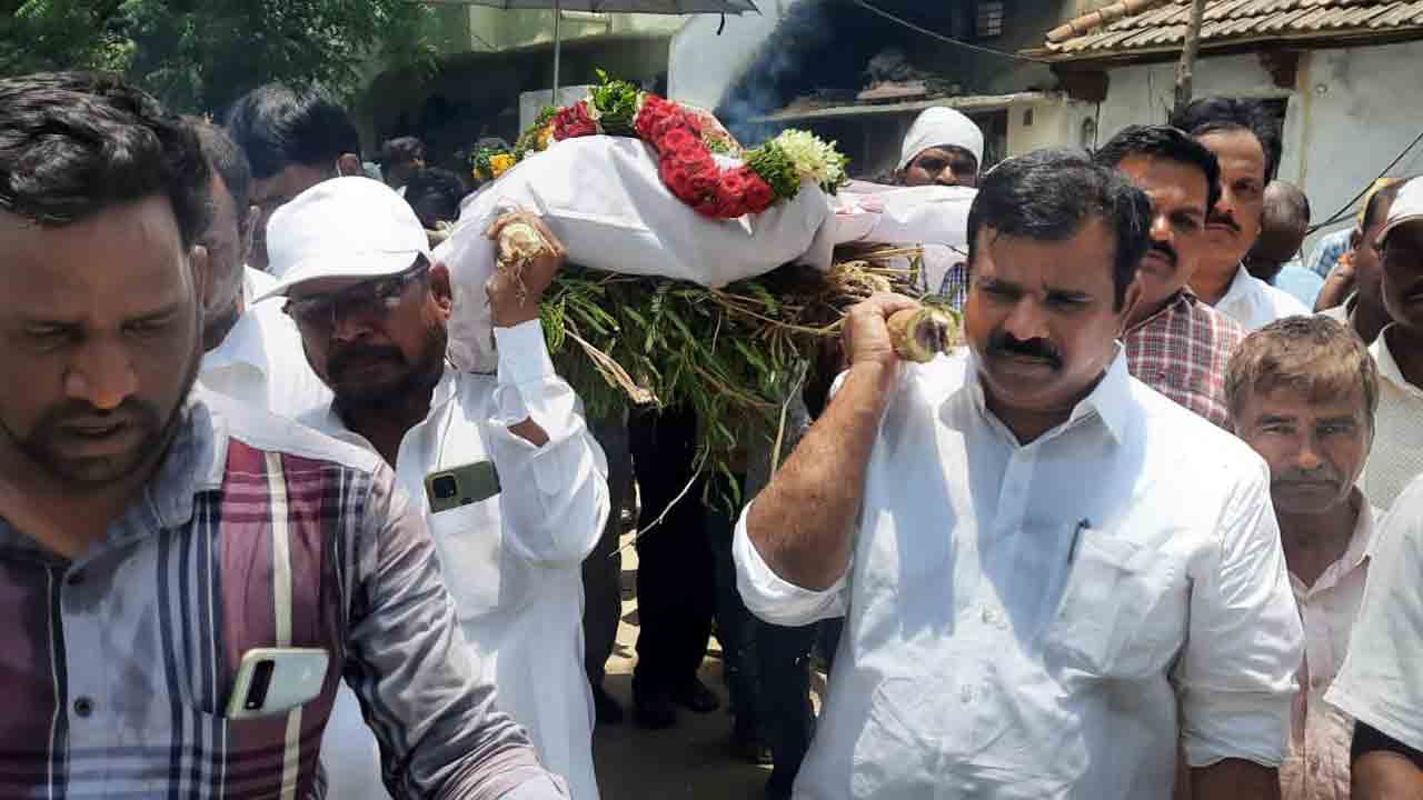MLA Kranthi Kiran | పార్టీ కార్యకర్త మృతి.. పాడె మోసిన ఎమ్మెల్యే క్రాంతి కిరణ్‌