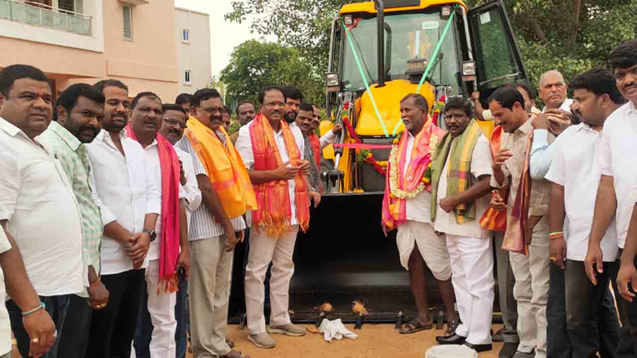 దళితబంధు యూనిట్లు పంపిణీ చేసిన ఎమ్మెల్యే డాక్టర్‌ లక్ష్మారెడ్డి