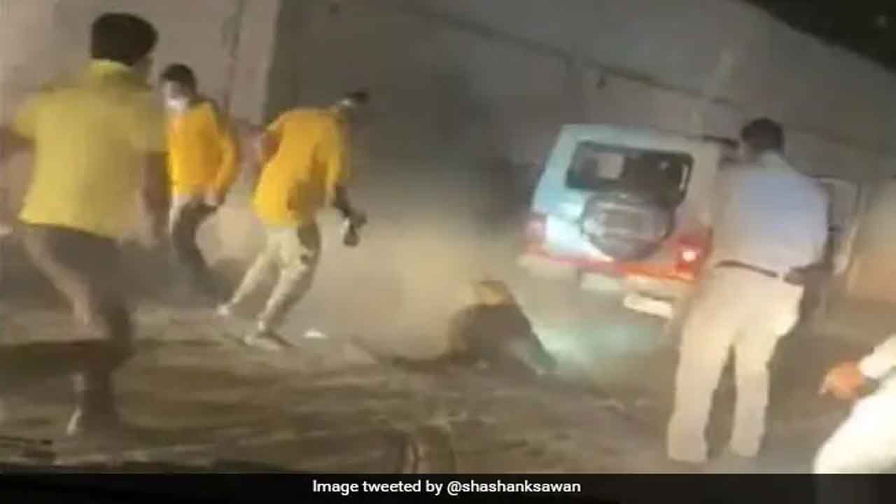 పోలీసులపై తిర‌గ‌బ‌డ్డ చిరుత‌.. వీడియో