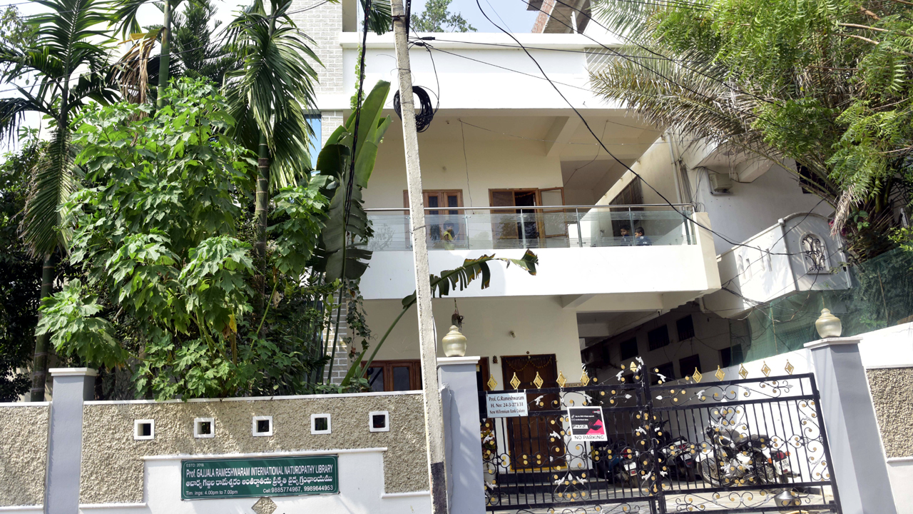 ప్ర‌కృతి వైద్యానికి సంబంధించి ఈ లైబ్ర‌రీలో దొర‌క‌ని బుక్ ఉండ‌దు!!