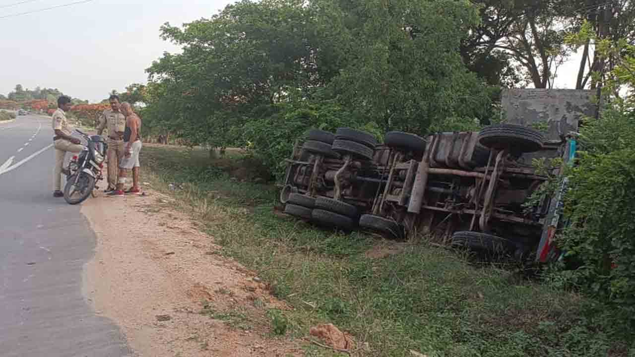 రామాయంపేటలో గోధుమల లారీ బోల్తా..డ్రైవర్‌, క్లీనర్‌కు గాయాలు